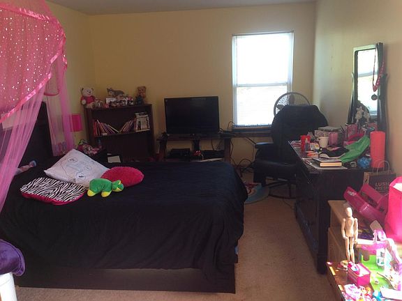 3rd image of 448 Heatherfield Ln