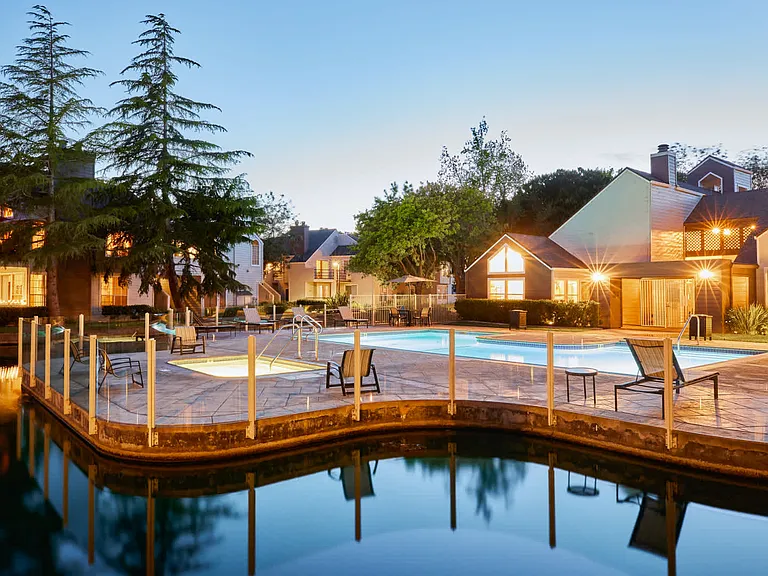 Heated Swimming Pool with Hut Tub