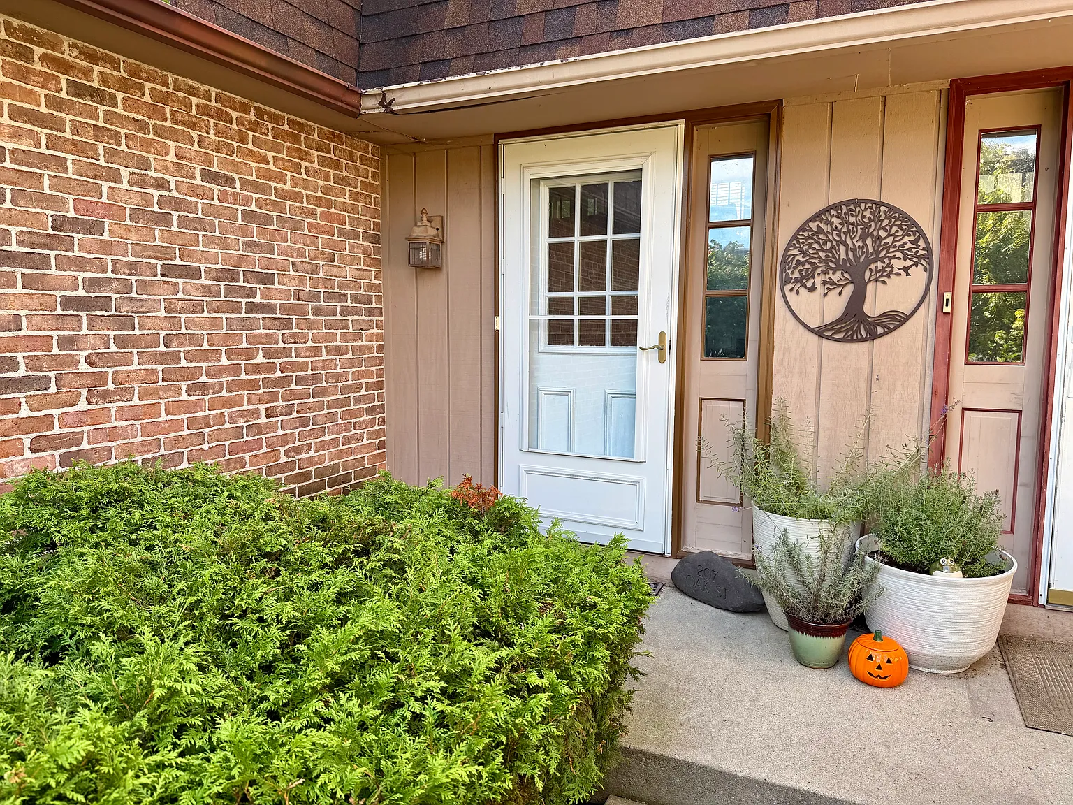 207 W Oak St — Photo 3