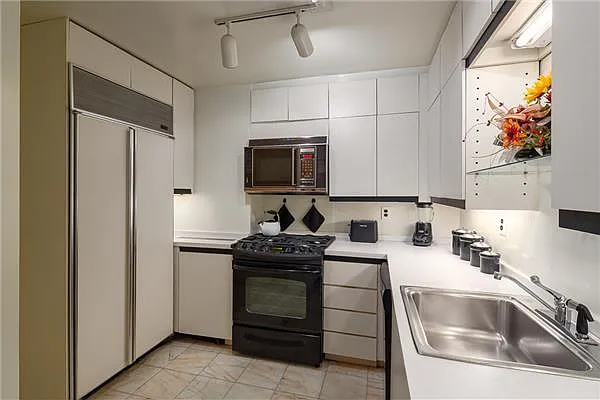 Sold by R New York | media 12