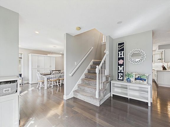 4th image of 11 Copper Beech Cir