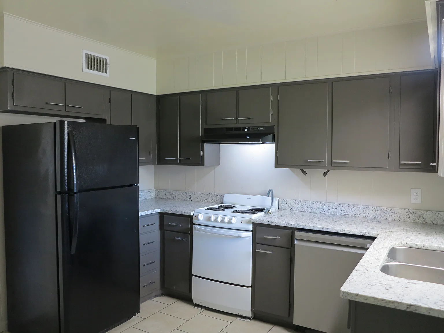 2 bed, 1.0 bath, $1,225 — Photo 3