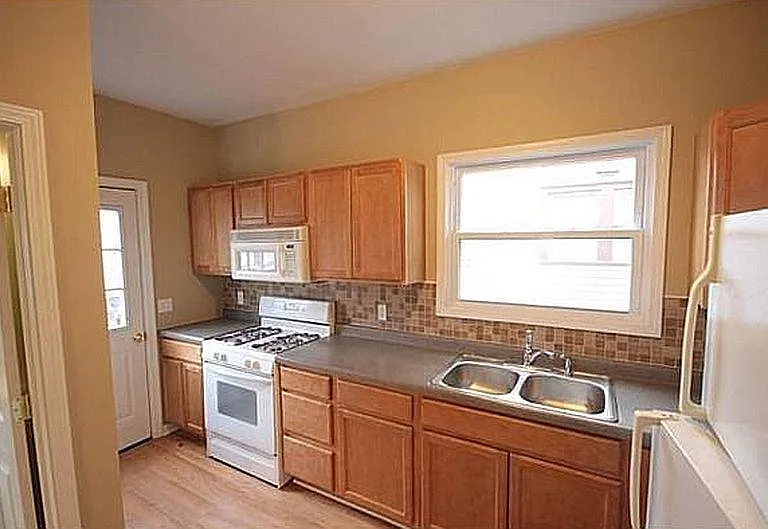439 Fuller Ave SE — Photo 2