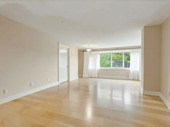 420 East 55th Street image 1 of 11