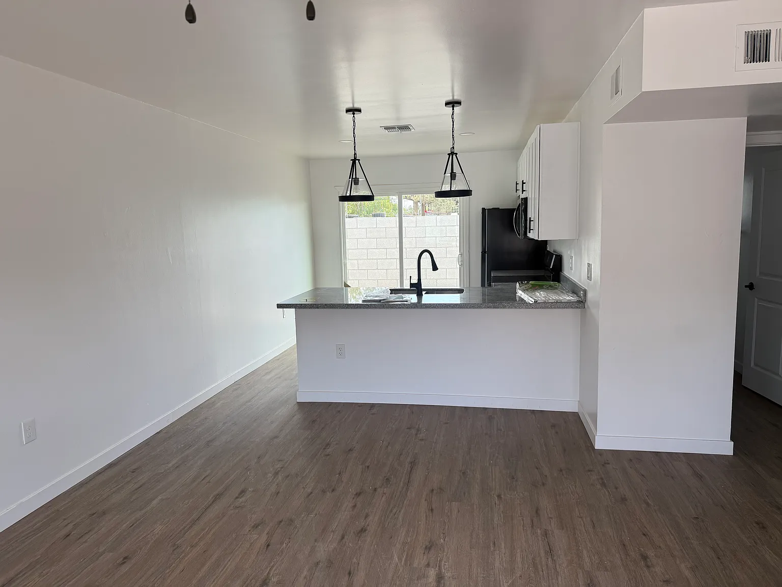 2 bed, 1000 sqft, $1,249 — Photo 3
