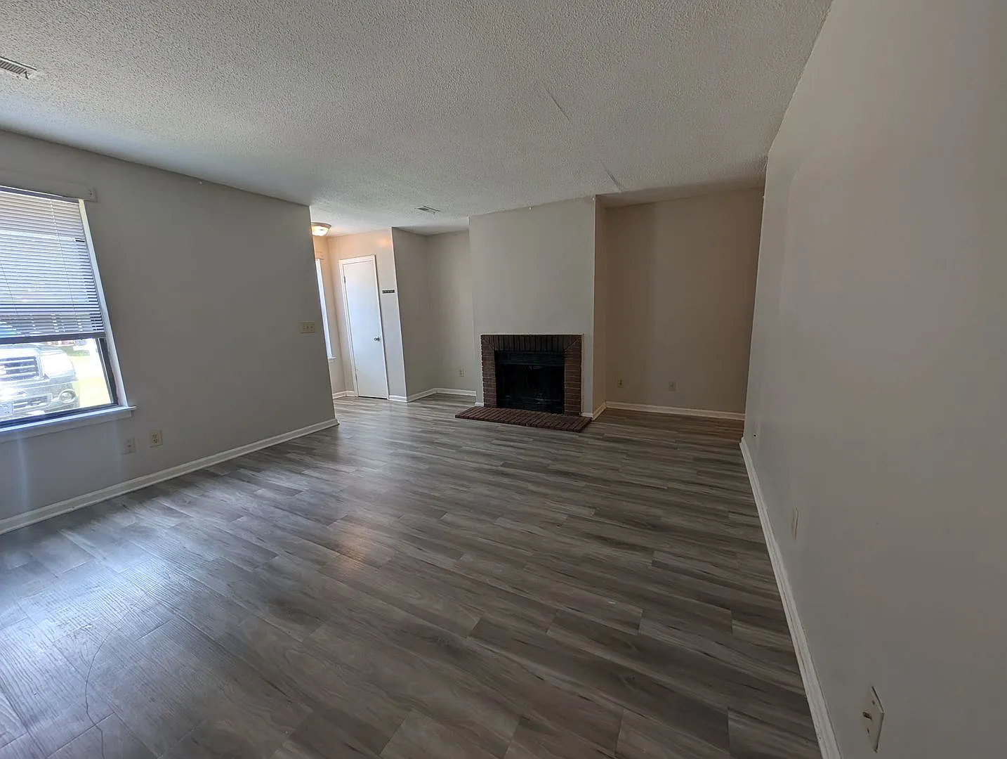 Spacious 2BD/2BA Duplex — Photo 3