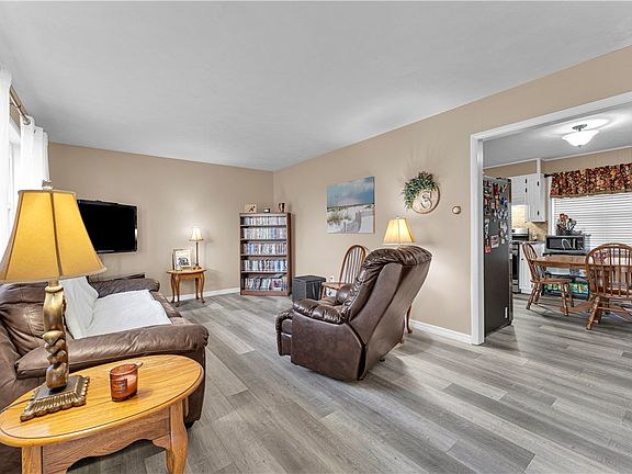 3rd image of 215 Oakcrest Rd