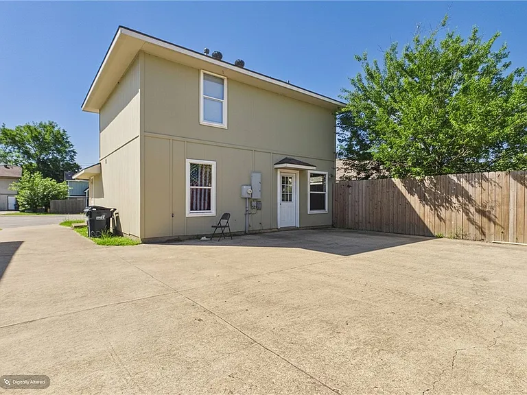 513 Camp Ct N — Photo 9