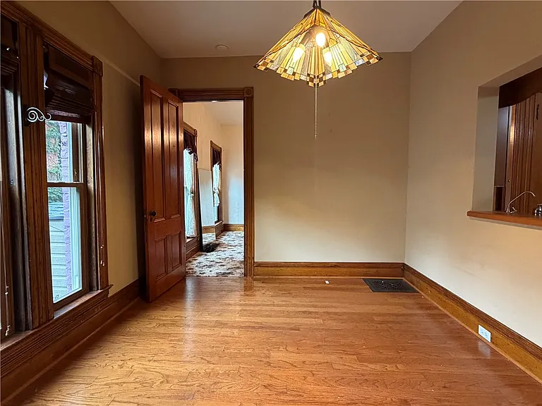 301 W Clinton St — Photo 5