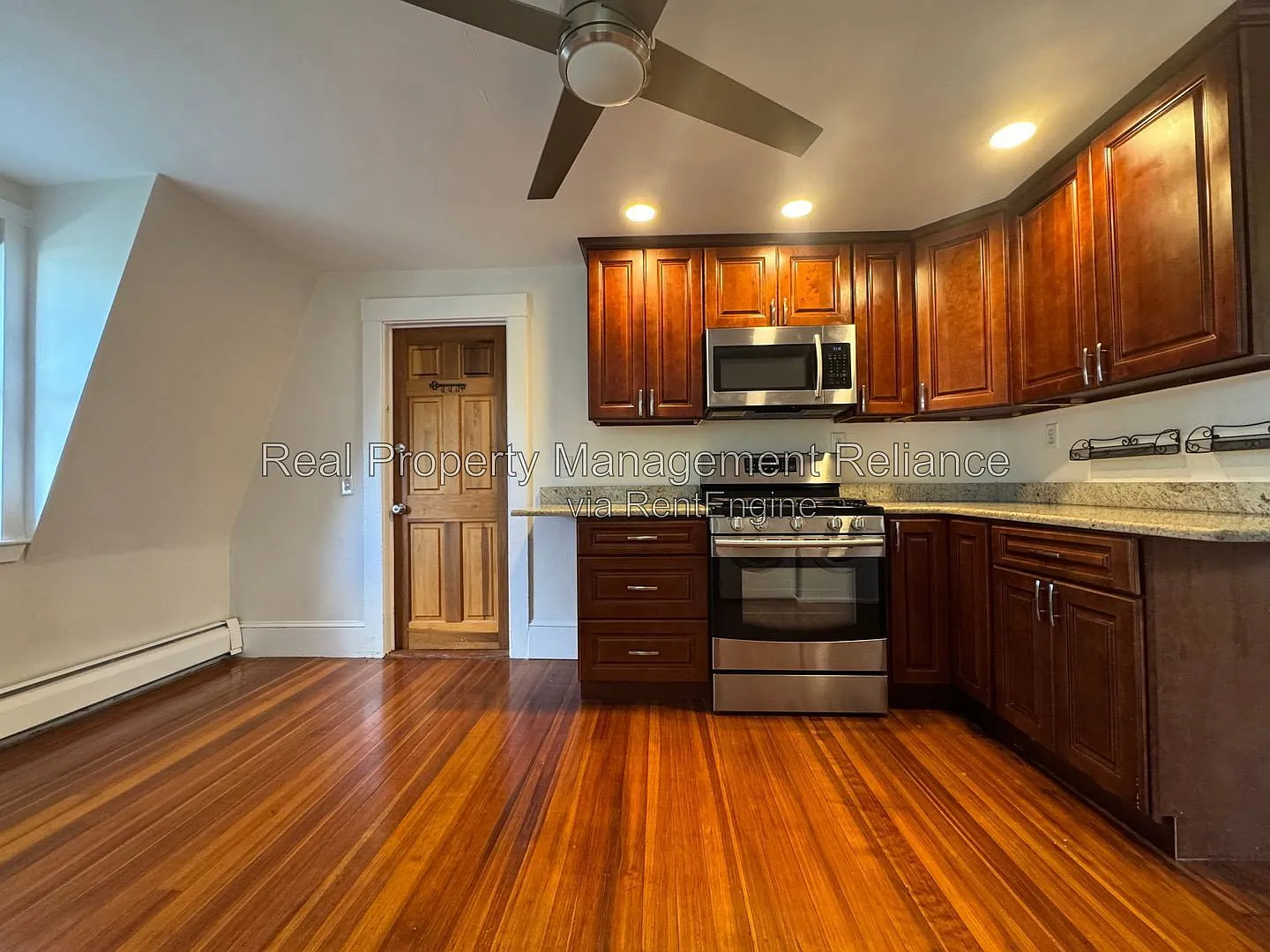 2 bed, 1.0 bath, 917 sqft, $2,450 — Photo 2
