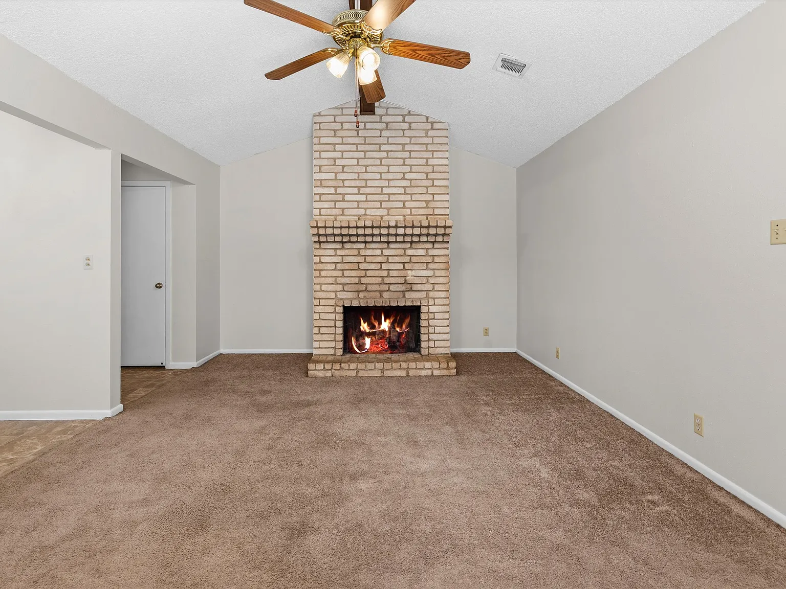 3 bed, 1239 sqft, $1,450 — Photo 2
