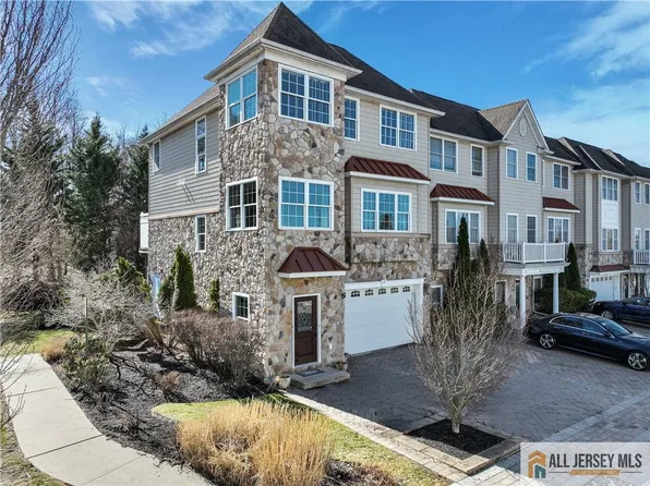 12 White Oak Ln #112, Aberdeen, NJ 07747