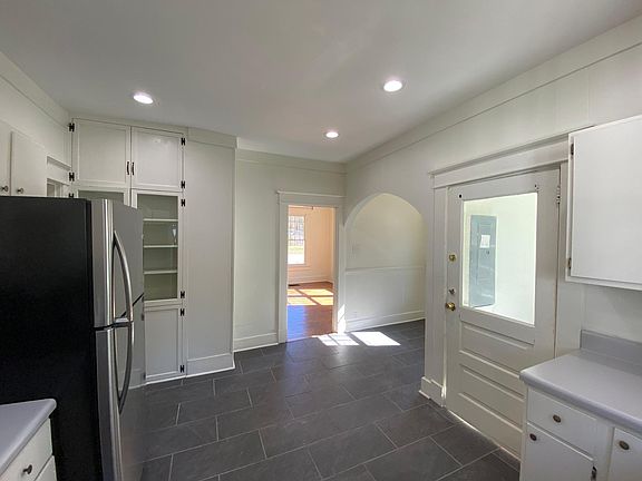 5th image of 1202 Dartmouth St