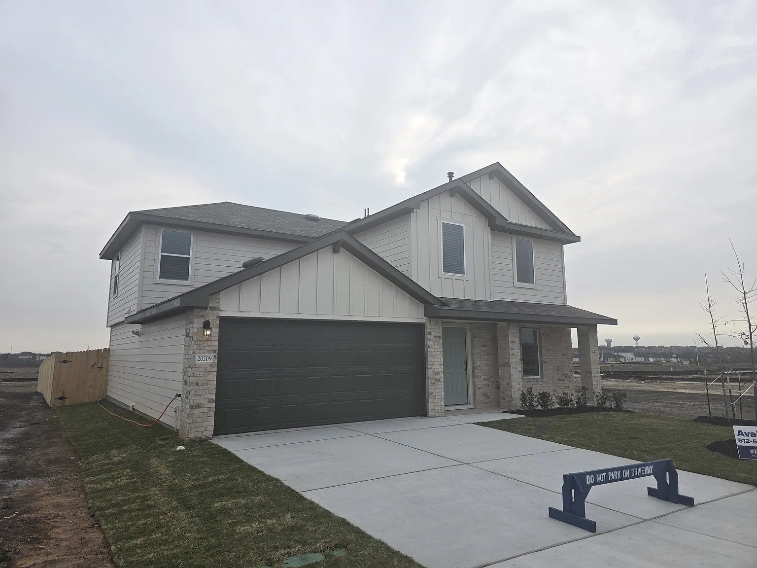 5 bed, 2.5 bath, 2251 sqft, $2,500 — Photo 2
