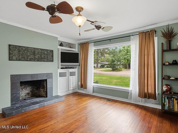 5th image of 1010 Cedar Hill Dr