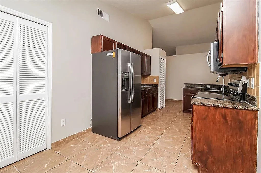 3 bed, 1252 sqft, $2,050 — Photo 4