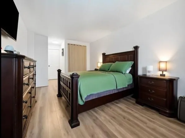 61-20 Grand Central Pkw image 12 of 15