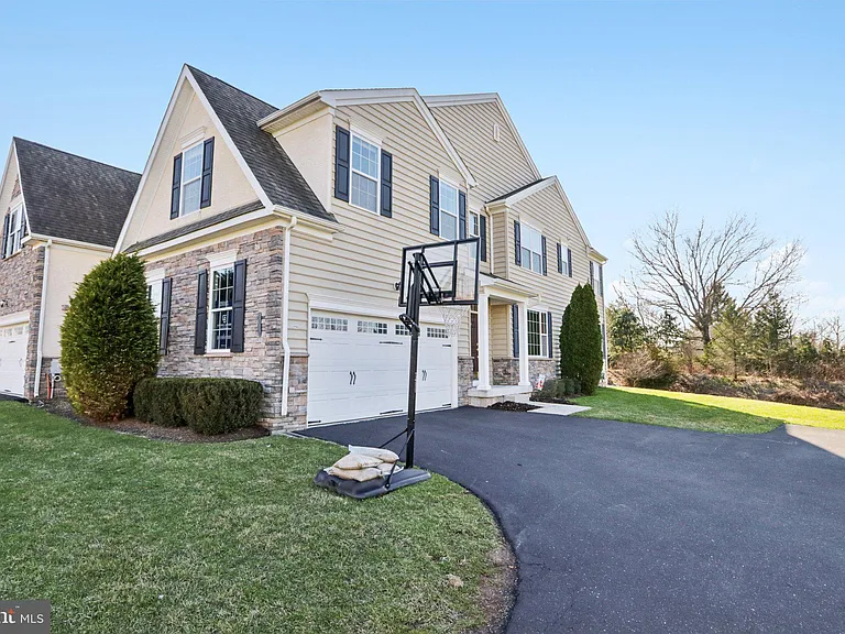 1035 Thorndale Dr — Photo 4