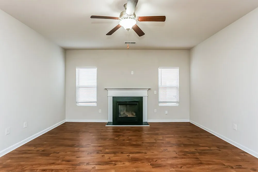 5 bed, 3.0 bath, 2400 sqft, $3,060 — Photo 4
