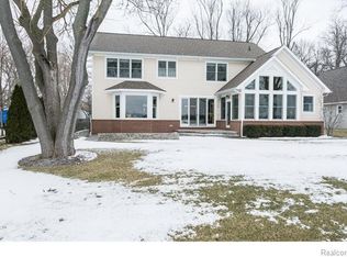 5022 Edgelake Dr, Pinckney, MI 48169