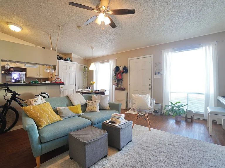 618 W 51st St #103 — Photo 3