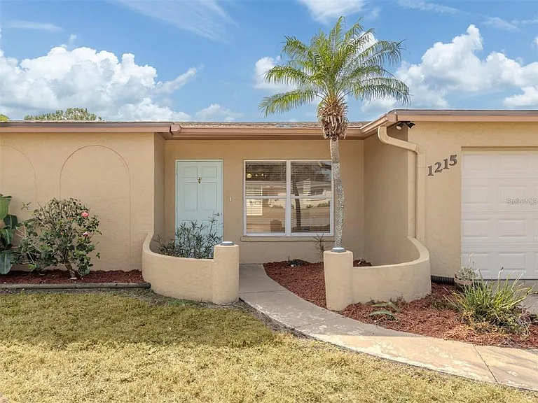 1215 Mango Ave — Photo 2