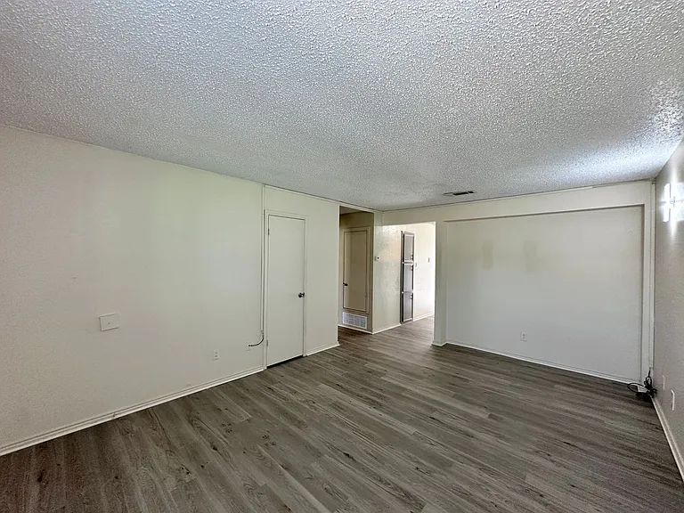 4807 Rainbow Cir — Photo 4