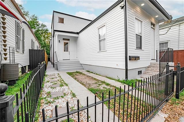1st image of 2121 Chippewa St