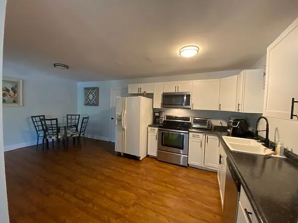 4 bed, 2300 sqft, $2,300 — Photo 4