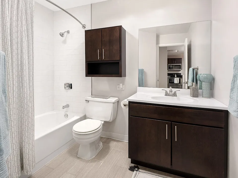 Model Unit Bathroom