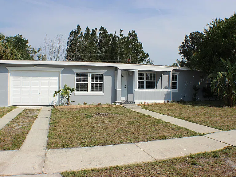1042 Cabot Dr NE — Photo 3
