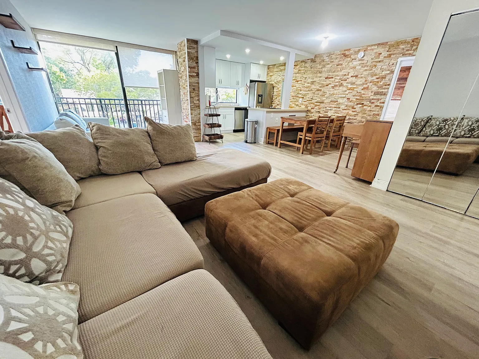 2 bed, 988 sqft, $2,400 — Photo 3