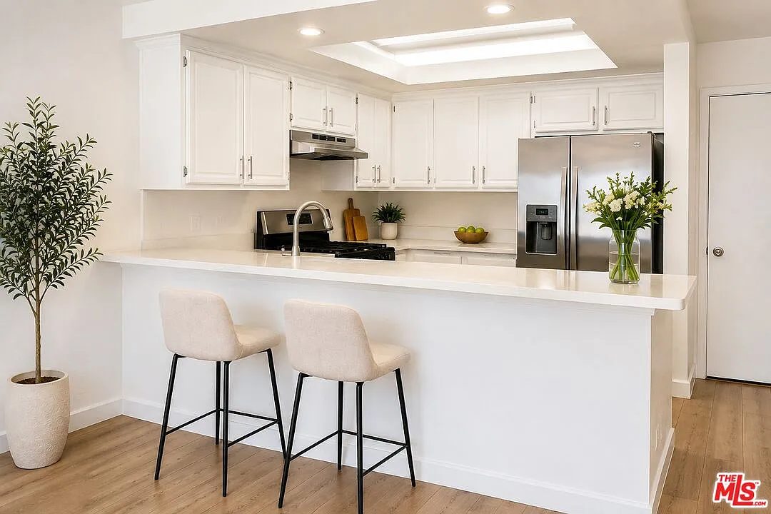 2 bed, 1.0 bath, 868 sqft, $2,395 — Photo 2