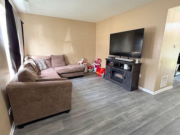 2nd image of 1422 W Split Oak Cir
