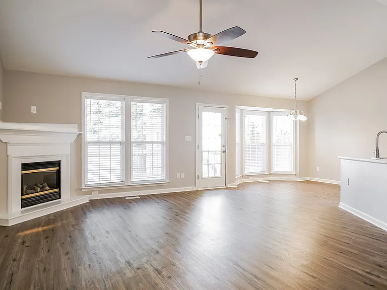 203 Zircon Ln — Photo 3