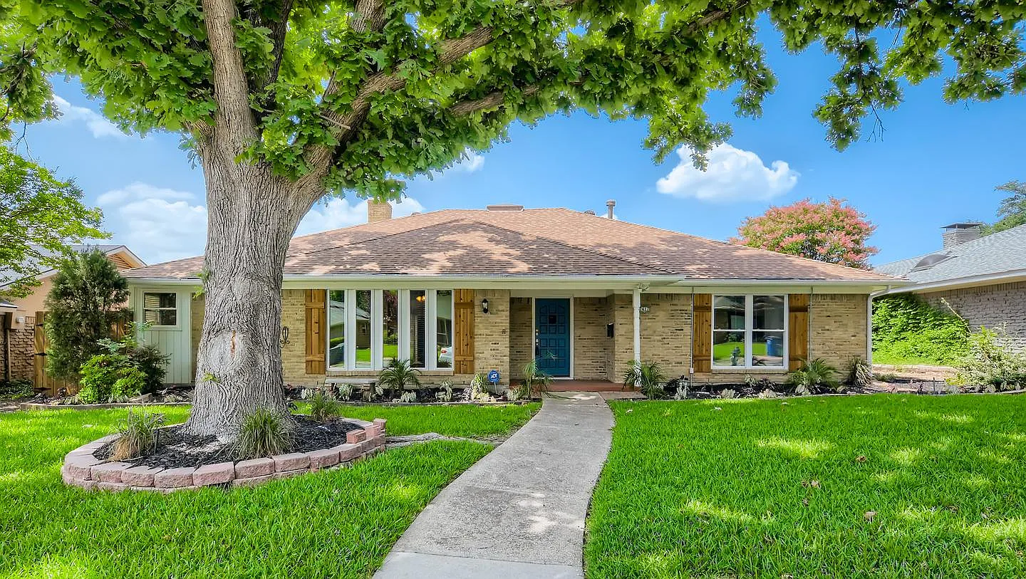 Sensational Prestonwood home with outdoor pool & cabana — Photo 1