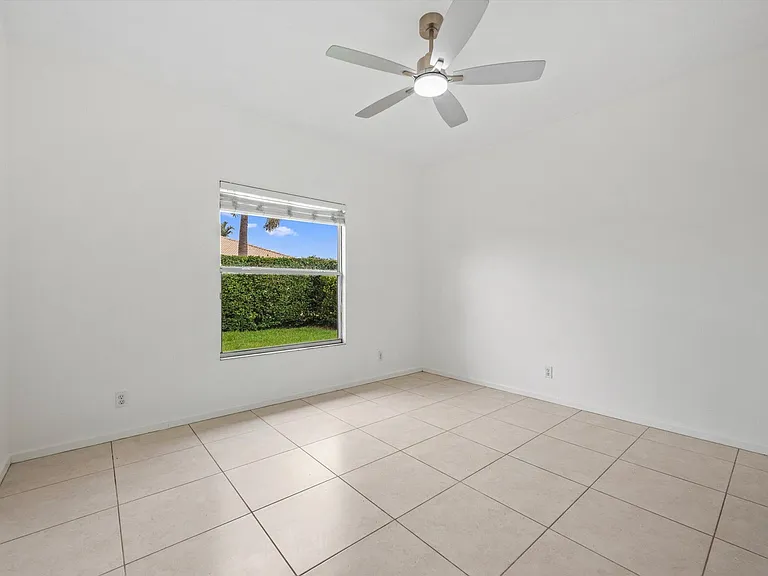 106 Fernwood Cres — Photo 12