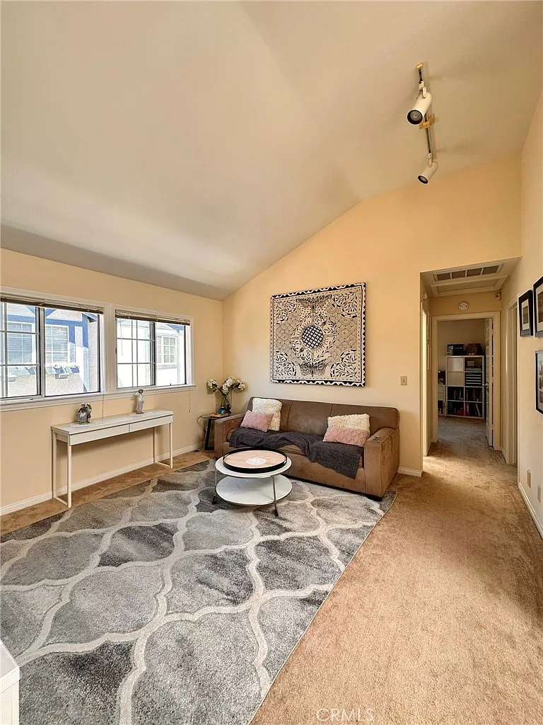 4 bed, 2029 sqft, $5,900 — Photo 4