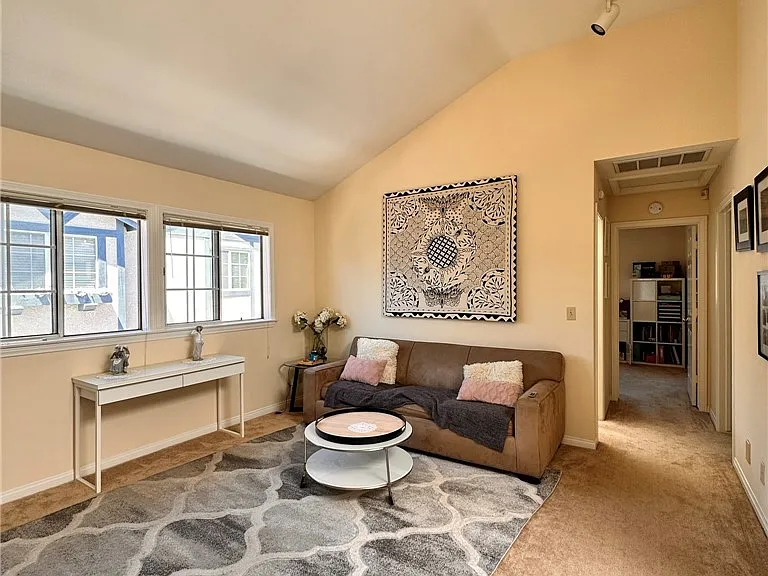 2219 Gates Ave — Photo 4