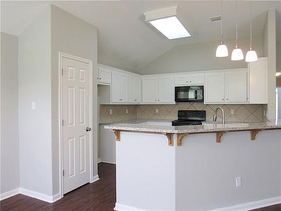 5th image of 130 Blanco Dr