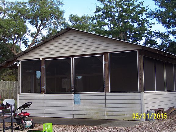 GARAGE/ENCLOSED SCREEN ROOM