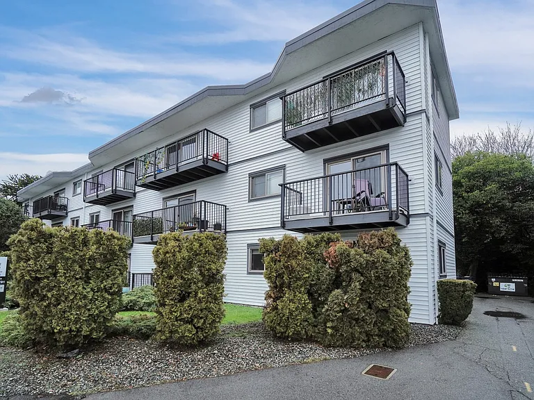 130 Stewart Ave #9 — Photo 28