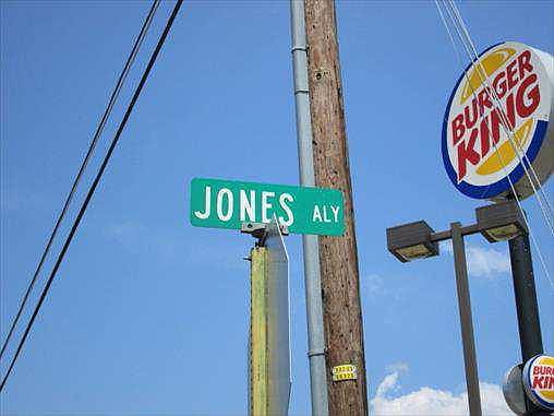 2nd image of 121 Jones Aly