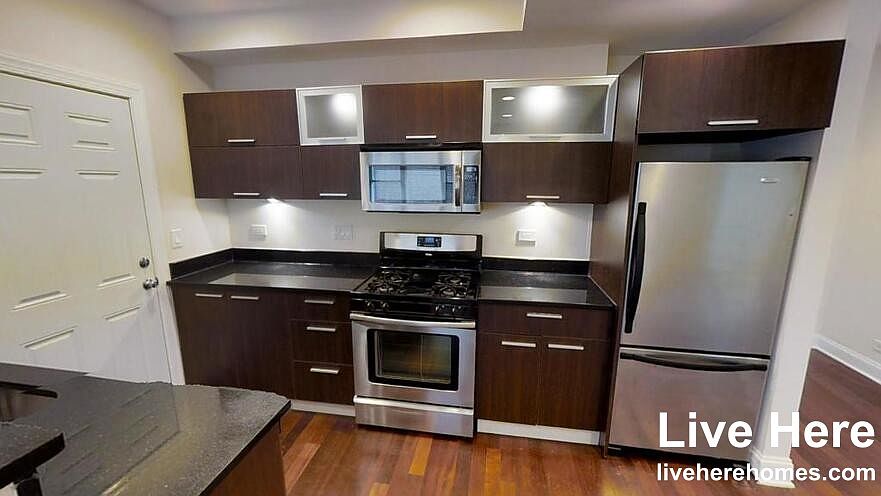 2nd image of 6924 N Greenview Ave APT 1W