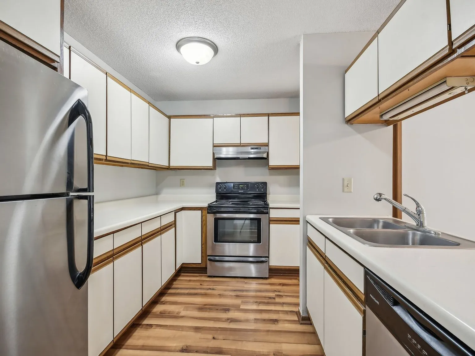 Cloverleaf Park Apartments — Photo 4