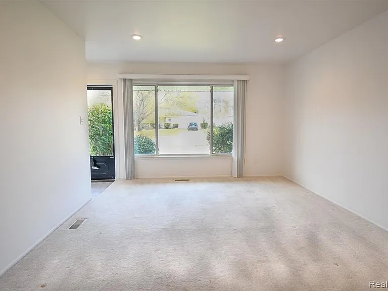 Tapert Dr — Photo 8
