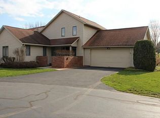 12 Stonington Dr, Pittsford, NY 14534