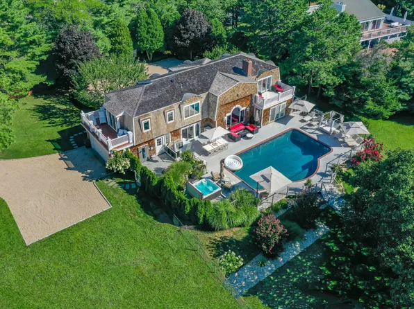 30 Blackwatch Ct, Southampton, NY 11968