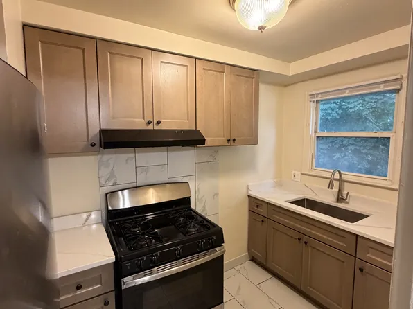 9384 Rutherford St #3, Detroit, MI 48228