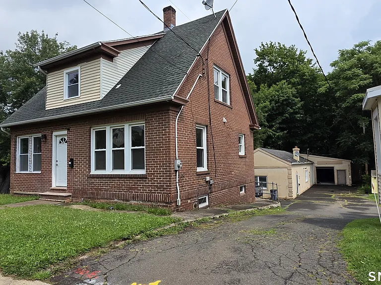 782 Center St — Photo 28